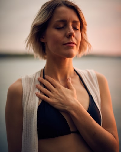 Frau in Meditationshaltung
