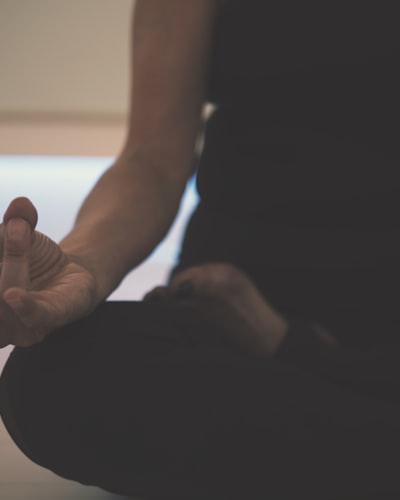 Restorative Yoga in ruhigem Raum